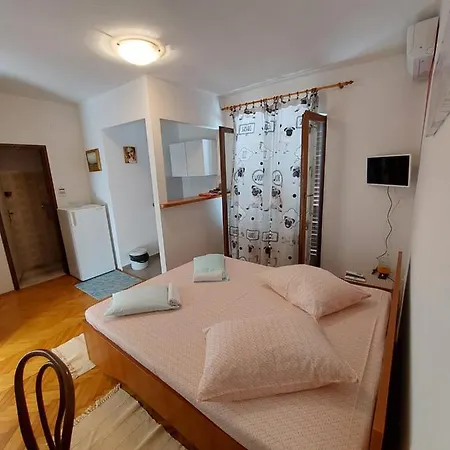 Flower App Apartment Jelsa (Hvar)